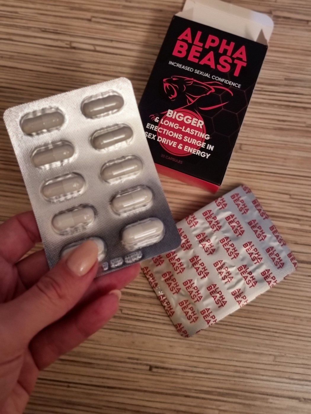 Blíster de cápsulas de Alpha Beast junto a su caja