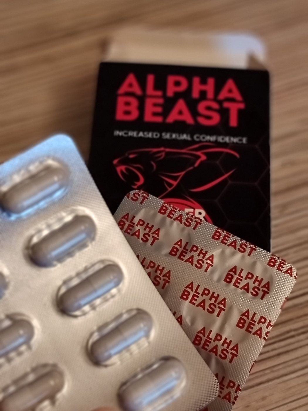 Caja abierta de Alpha Beast con dos blísteres