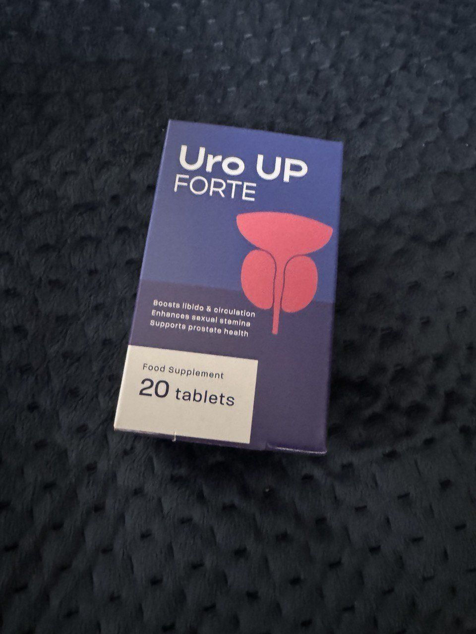 Caja azul de Uro UP Forte sobre un mantel oscuro