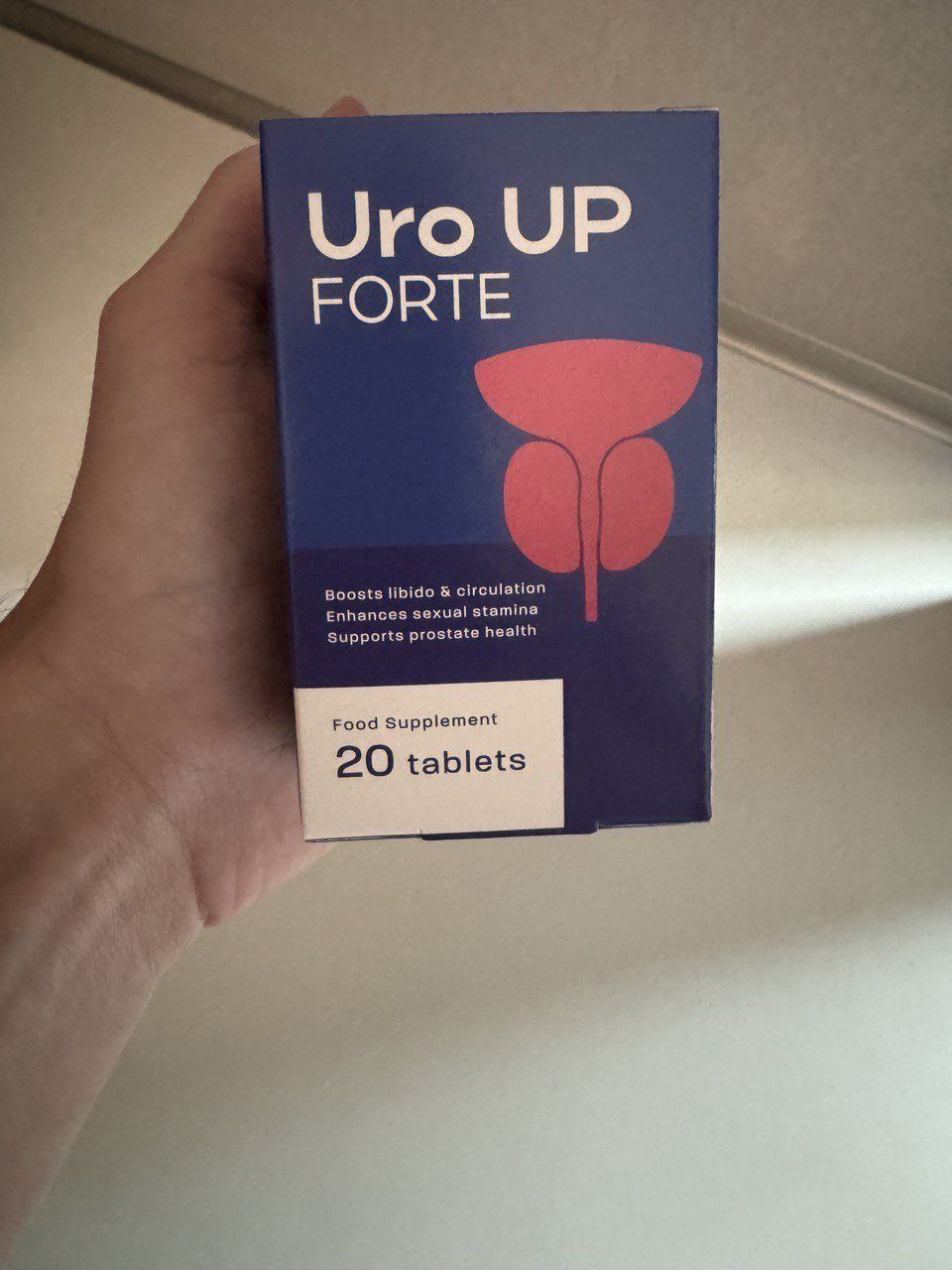 Mano que sostiene la caja de Uro UP Forte