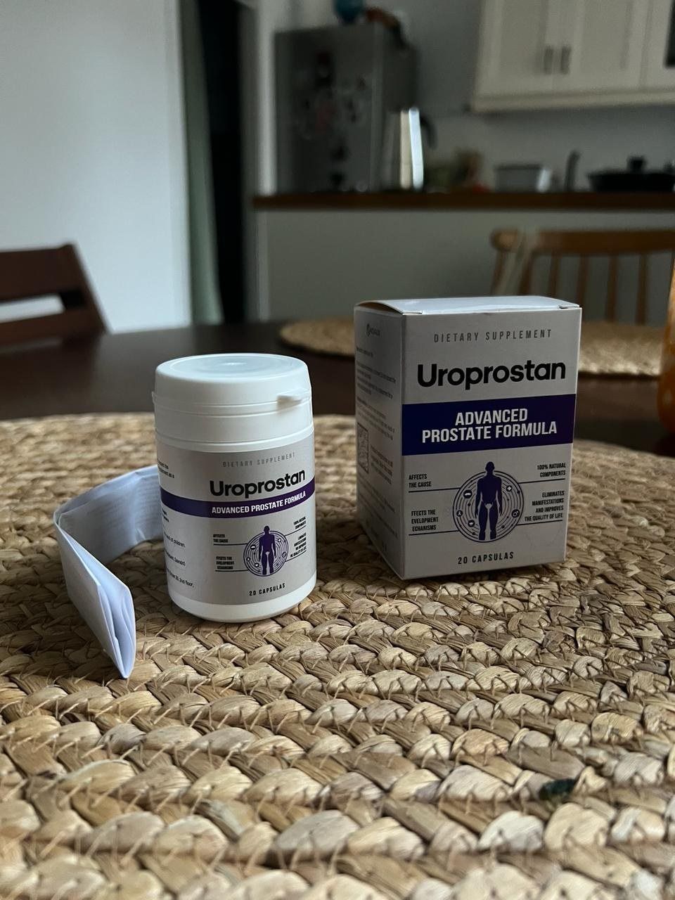 Bote y caja de Uroprostan sobre un mantel de fibra